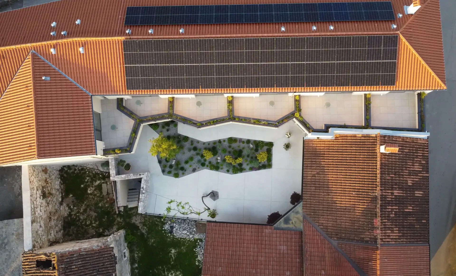 Letalski posnetek Gostilne Mahorčič in Hotela Josefina v Rodiku — notranje dvorišče in sončna elektrarna