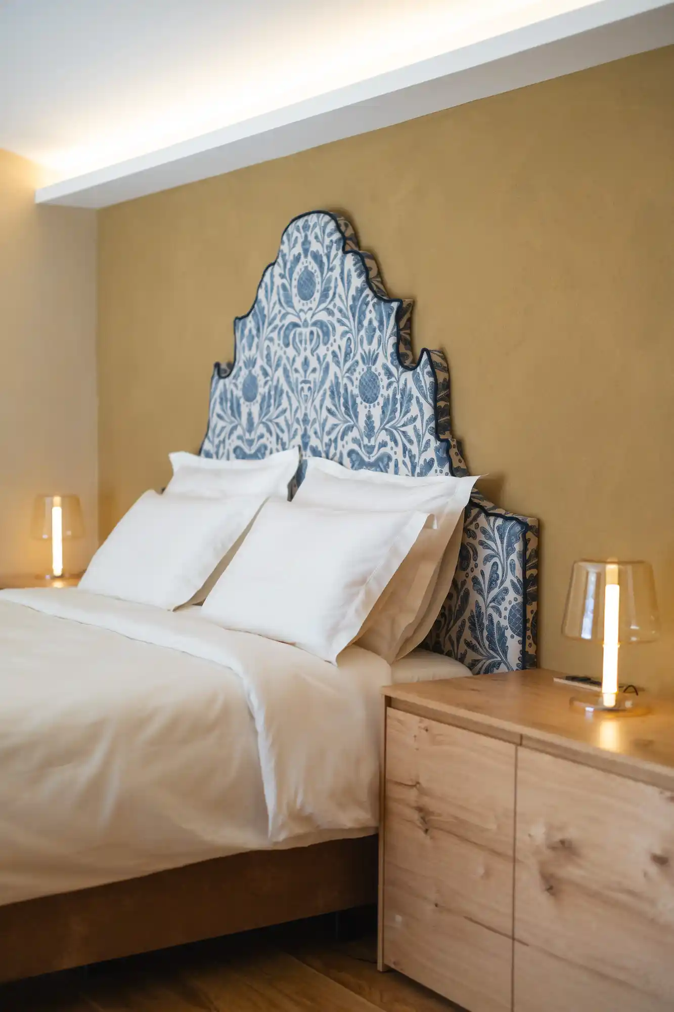 Blue Suite v Hotelu Josefina — kristalna kad, William Morris tekstil, 42 m²